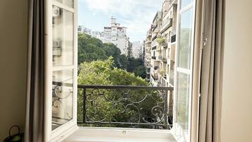 Tabla de planchar con plancha, wifi y ropa de cama