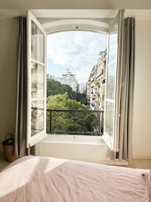 Tabla de planchar con plancha, wifi y ropa de cama 