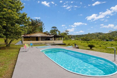 Casa com Piscina e Churrasqueira em Juquiazinho