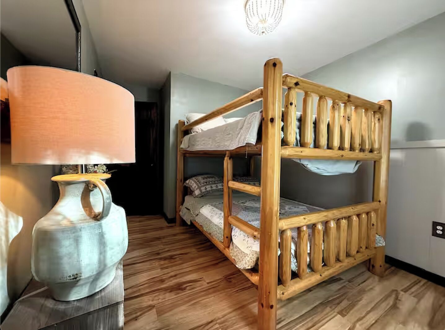 4 多间卧室、免费 WiFi、床单、轮椅无障碍