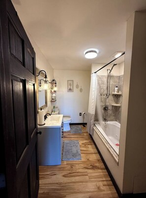 Séchoir à cheveux, serviettes fournies, papier de toilette