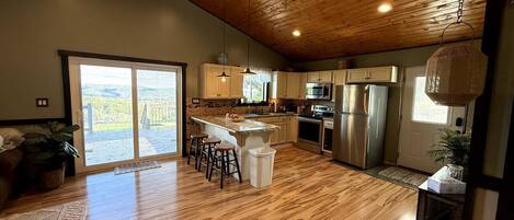 Mikrovågsugn, ugn, spishäll och diskmaskin