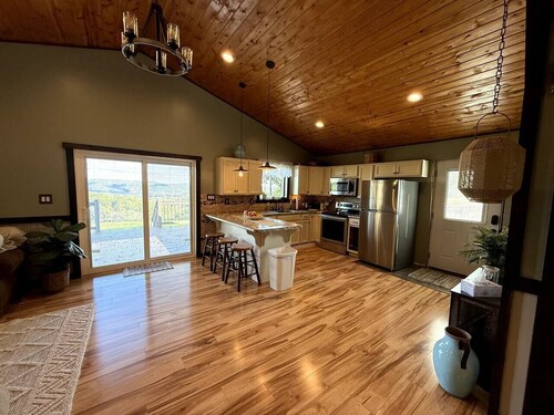 Penn State Newly remodeled Cottage Located in Tyrone, PA- Sleeps 6 guests.