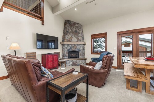 Top-Floor Condo | Hot Tub | Near Town & Slopes