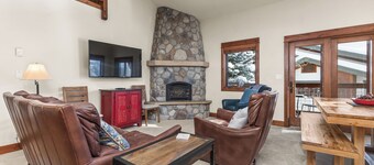 Top-Floor Condo | Hot Tub | Near Town & Slopes