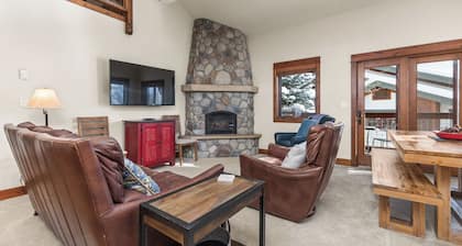 Top-Floor Condo | Hot Tub | Near Town & Slopes