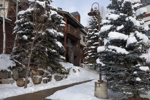 Top-Floor Condo | Hot Tub | Near Town & Slopes