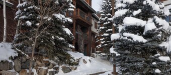 Top-Floor Condo | Hot Tub | Near Town & Slopes