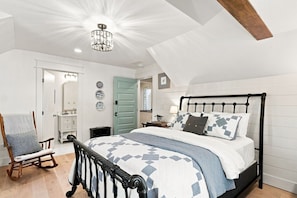 1 bedroom, iron/ironing board, WiFi, bed sheets - The Ruby Lee Room at The Ball Ground House (Ball Ground)