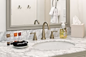 Hair dryer, towels - The Ruby Lee Room at The Ball Ground House (Ball Ground)