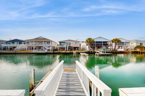 Waterfront house w/dock, hot tub, washer/dryer & close to beach