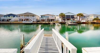 Waterfront house w/dock, hot tub, washer/dryer & close to beach