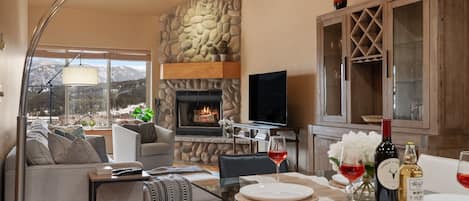 Smart TV, fireplace