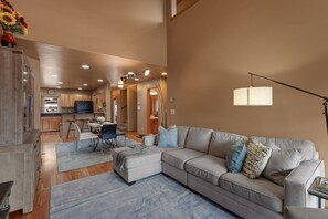 Smart TV, fireplace - Big Sky Escape - Private Patio & Grill (Big Sky)