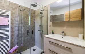 Shower, hair dryer - Stunning home in Sajini (Sajini)