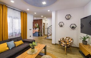 Smart TV, fireplace, ping pong - Stunning home in Sajini (Sajini)
