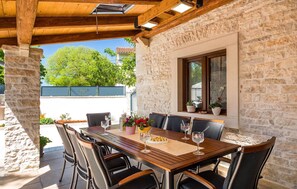 Outdoor dining - Stunning home in Sajini (Sajini)