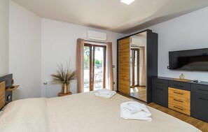 4 bedrooms, iron/ironing board, travel cot, free WiFi - Stunning home in Sajini (Sajini)