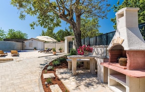 Outdoor dining - Stunning home in Sajini (Sajini)