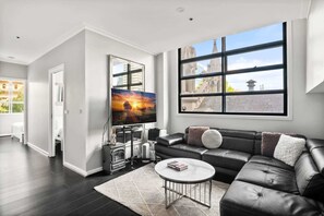 TV - Central 3-Bed Apartment in Vibrant Melbourne (Melbourne)