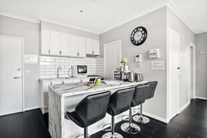 Fridge, microwave, oven, stovetop - Central 3-Bed Apartment in Vibrant Melbourne (Melbourne)