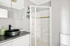 Shower, hair dryer, towels - Central 3-Bed Apartment in Vibrant Melbourne (Melbourne)
