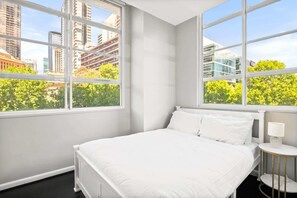 3 bedrooms, desk, iron/ironing board, WiFi - Central 3-Bed Apartment in Vibrant Melbourne (Melbourne)