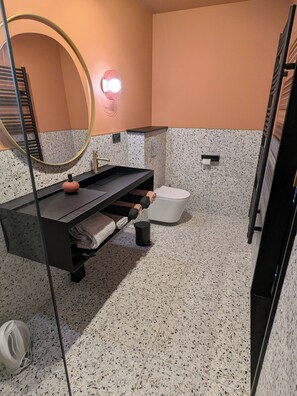 Dusche, Haartrockner, Handtücher, Toilettenpapier
