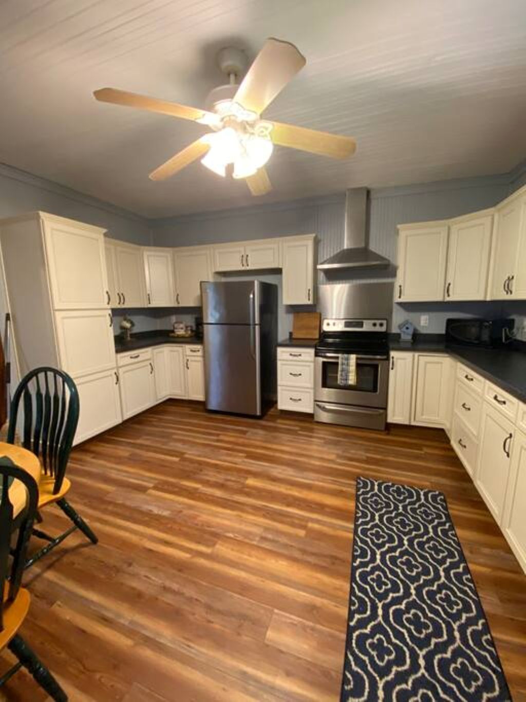 冷蔵庫、電子レンジ、オーブン、コンロ