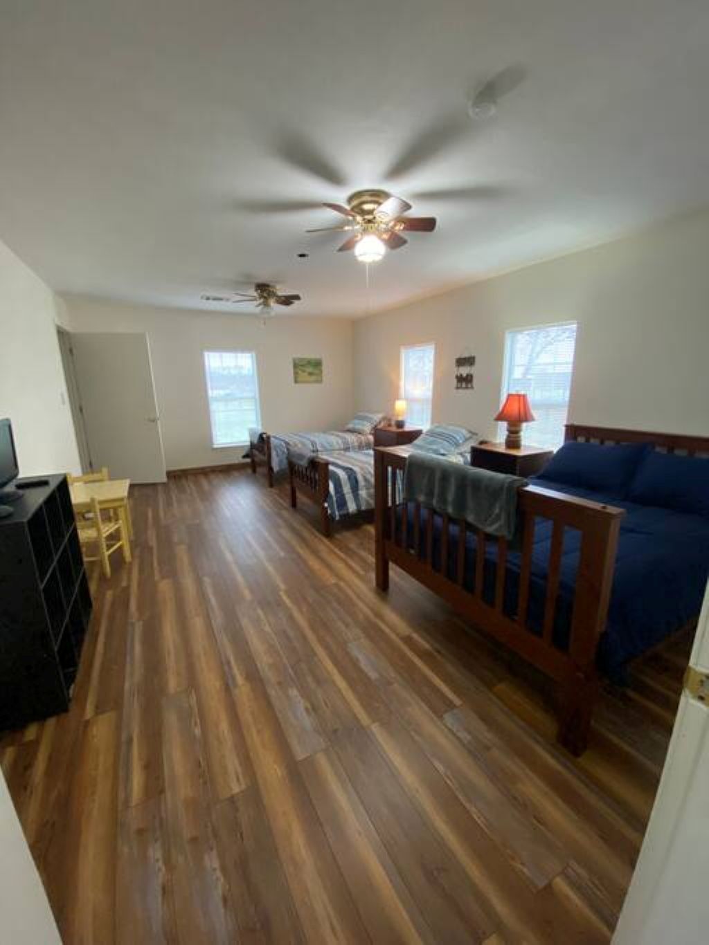 2 室のベッドルーム、デスク、アイロン / アイロン台、旅行用ベビーベッド