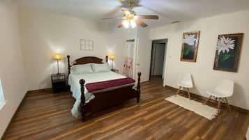 2 makuuhuonetta, työpöytä, silitysrauta/-lauta, vauvan matkasänky