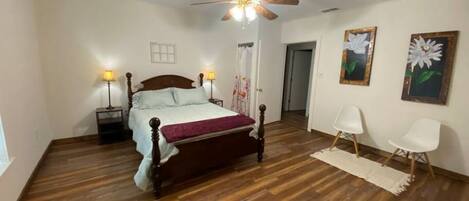 2 間睡房、書桌、熨斗/熨衫板、可攜式嬰兒床