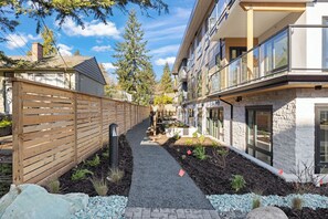 Property grounds - Cordova Bay Living (Victoria)
