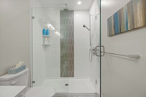 Shower, hair dryer, towels, toilet paper - Cordova Bay Living (Victoria)