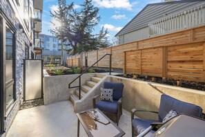 Terrace/patio - Cordova Bay Living (Victoria)