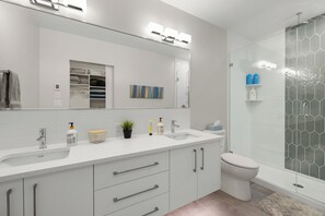 Shower, hair dryer, towels, toilet paper - Cordova Bay Living (Victoria)