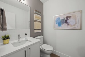 Shower, hair dryer, towels, toilet paper - Cordova Bay Living (Victoria)