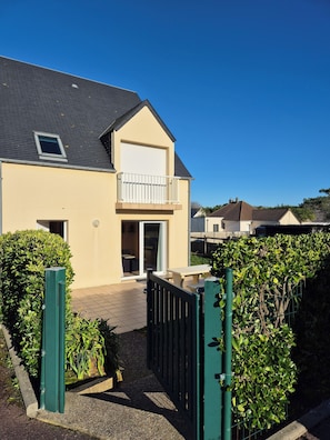 Exterior - "L'Entre Deux - Between Land & Sea" - Charming property 100 m from the beach (Barneville-Carteret)