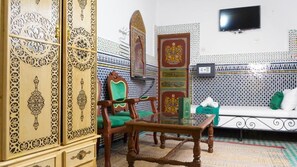 خزنة داخل الغرفة ومكتب ومساحة عمل للكمبيوتر المحمول وتجهيزات عازلة للصوت