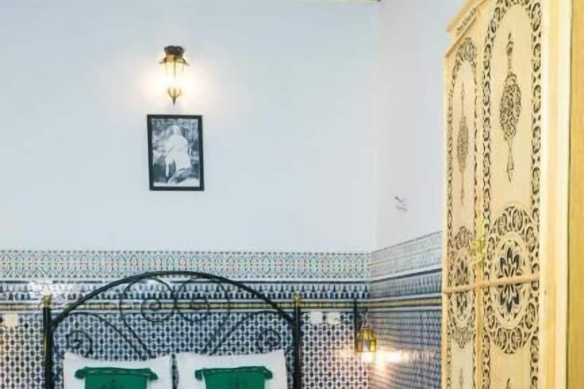 خزنة داخل الغرفة ومكتب ومساحة عمل للكمبيوتر المحمول وتجهيزات عازلة للصوت