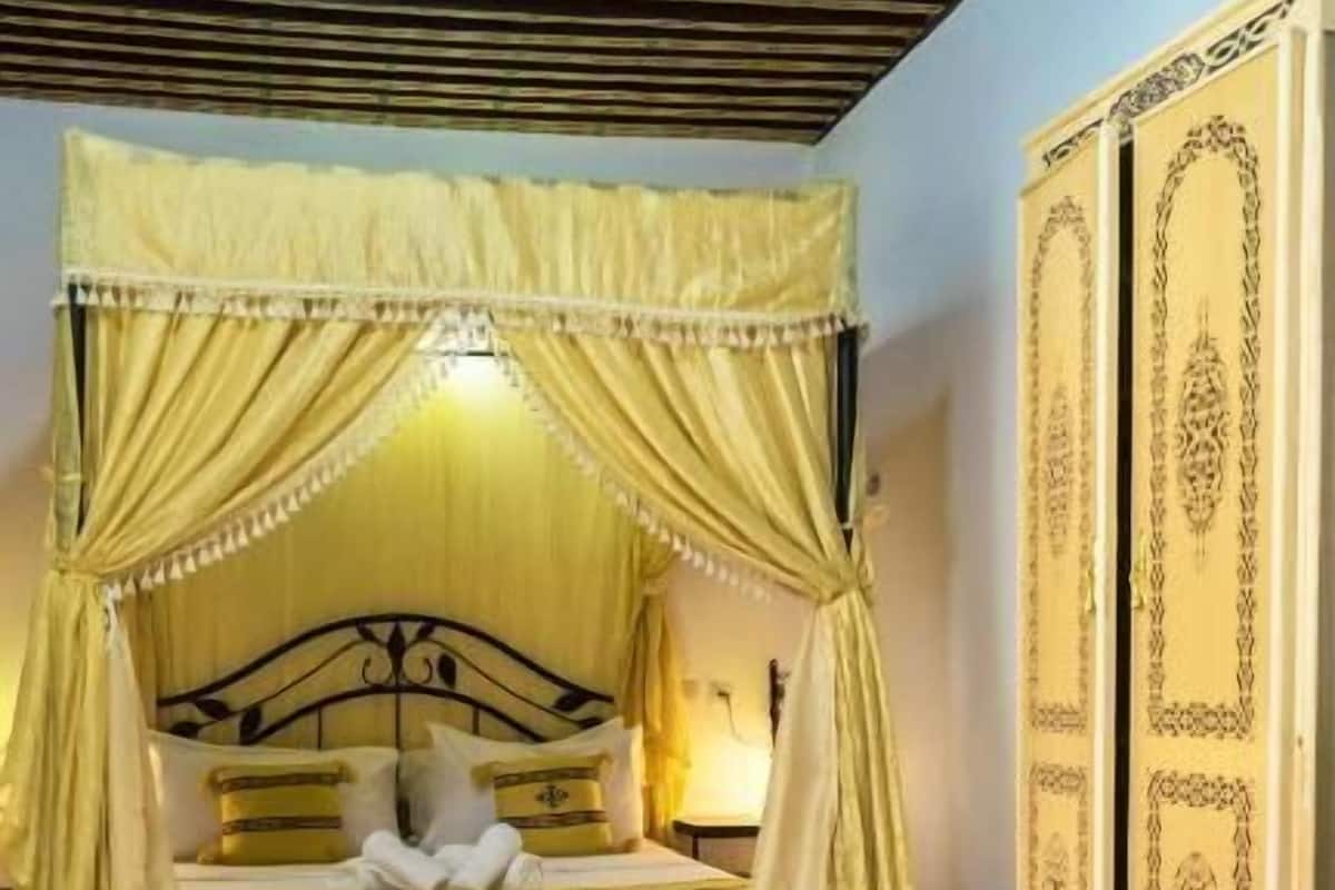 خزنة داخل الغرفة ومكتب ومساحة عمل للكمبيوتر المحمول وتجهيزات عازلة للصوت