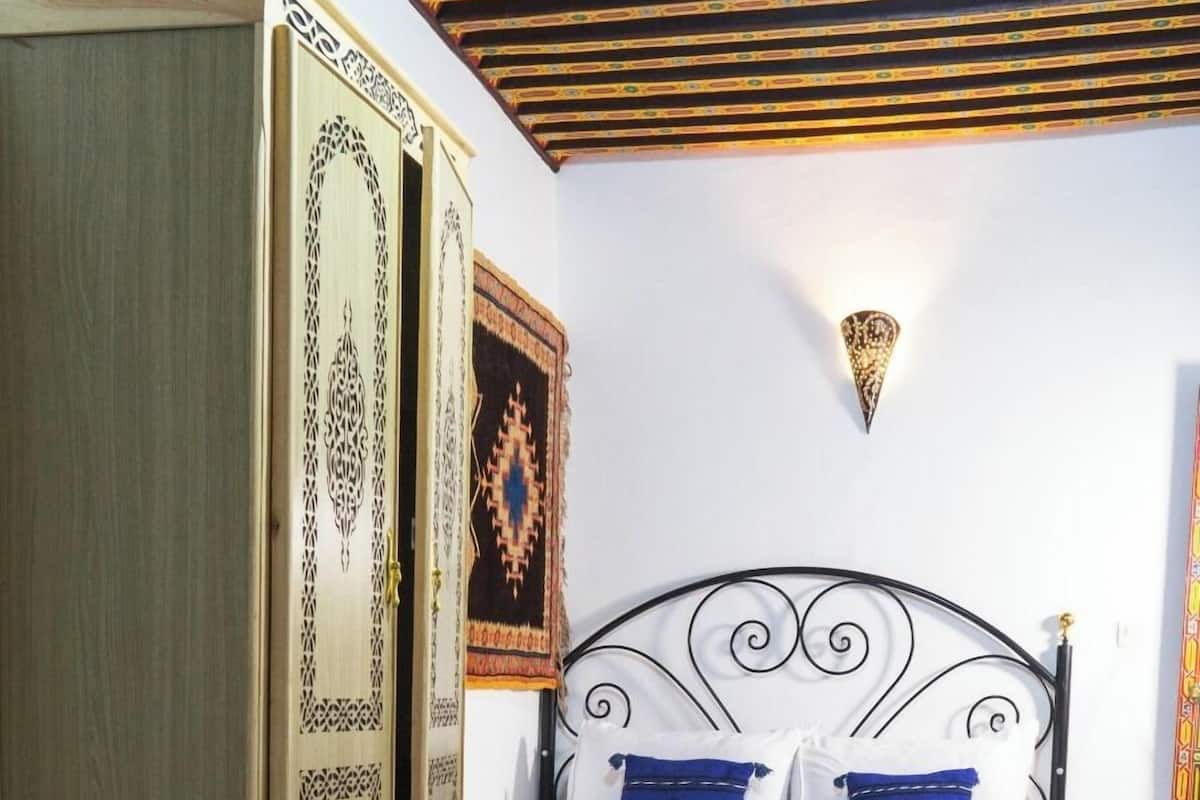 خزنة داخل الغرفة ومكتب ومساحة عمل للكمبيوتر المحمول وتجهيزات عازلة للصوت