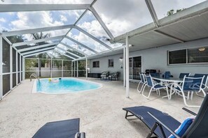 Outdoor pool, a heated pool - Private Heated Pool Retreat Near Clearwater & TPA (Oldsmar)
