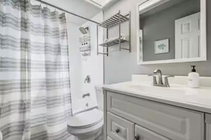 Séchoir à cheveux, serviettes fournies, savon, papier de toilette
