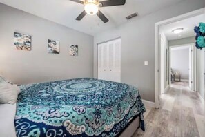3 habitaciones, tabla de planchar con plancha, wifi y ropa de cama 