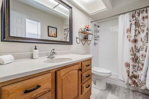 Hair dryer, towels, soap, toilet paper - Private Heated Pool Retreat Near Clearwater & TPA (Oldsmar)