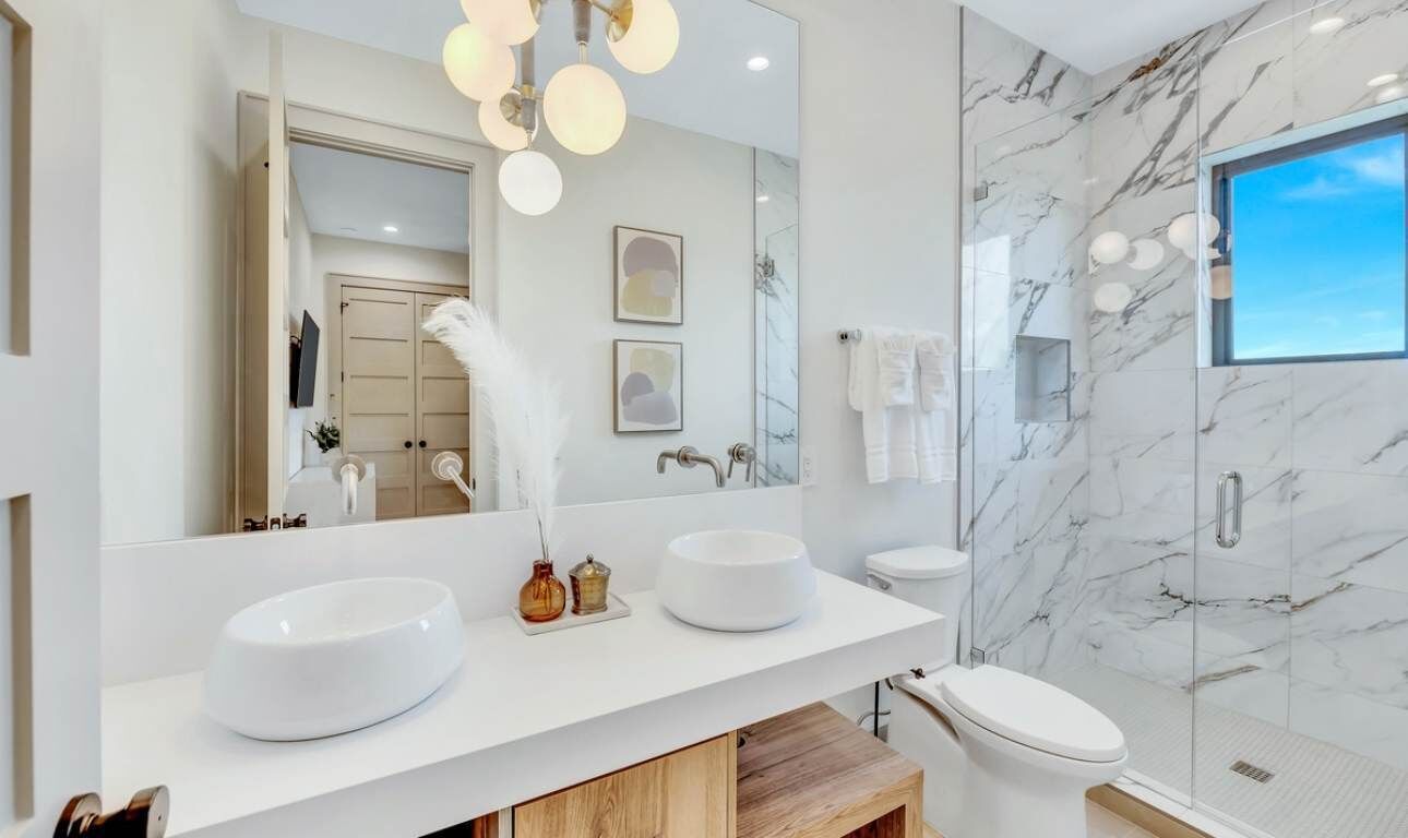 Een douche, een haardroger, handdoeken, shampoo