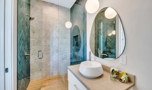 Dusche, Haartrockner, Handtücher, Shampoo