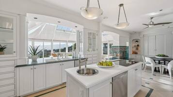 Réfrigérateur, micro-ondes, four, lave-vaisselle