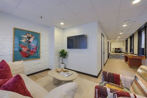 Living area - Historic Place Marie Downtown Lancaster- 2BD (Lancaster)